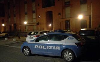 Polizia Una volante della Polizia all'esterno dell'abitazione di Patrizio Giovanni Iacono, l'algherese di 21 anni che l'altra mattina a Pisa ha ferito quattro persone fuori da un bar sparando con una pistola illegalmente detenuta dopo un diverbio scoppiato nel quartiere dove risiede per la sua condotta spericolata in sella alla sua moto da cross, 10 febbraio 2018. ANSA