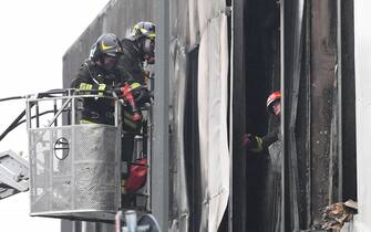 L'edificio in via Marignano, a San Donato Milanese (Milano), sul quale è precipitato un  piccolo aereo privato, 23 orrobre 2021. ANSA/DANIEL DAL ZENNARO