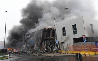 L'edificio in via Marignano, a San Donato Milanese (Milano), sul quale è precipitato un  piccolo aereo privato, 23 orrobre 2021. ANSA/DANIEL DAL ZENNARO