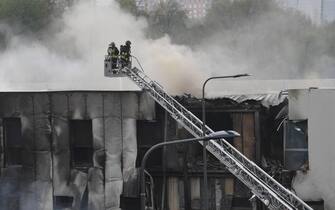 L'edificio in via Marignano, a San Donato Milanese (Milano), sul quale è precipitato un  piccolo aereo privato, 23 orrobre 2021. ANSA/DANIEL DAL ZENNARO