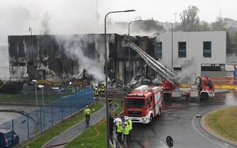 L'edificio in via Marignano, a San Donato Milanese (Milano), sul quale è precipitato un  piccolo aereo privato, 23 orrobre 2021. ANSA/DANIEL DAL ZENNARO