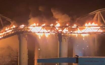 Roma, in fiamme il "Ponte di ferro" in zona Ostiense. VIDEO