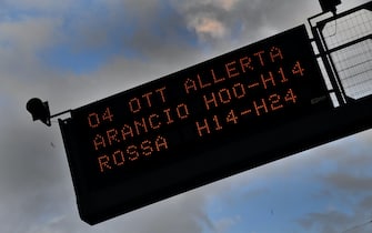 Un tabellone indica l'allerta meteo prevista a Genova per lunedì 4 ottobre