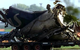 20011008 - MILANO - INCIDENTE LINATE - ALMENO 100 MORTI- i rottami dell'aereo della Sas durante la rimozione dalla pista .CARLO FERRARO /ANSA/JI 