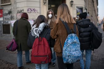 TURIN, ITALY - JANUARY 18: Students wearing protective masks wait outside a school on Liceo Classico Gioberti of Torino on January 18, 2021 in Turin, Italy. High Schools in Piedmont are reopening today, having been closed since October 26. Out of 176,000 Piedmontese high school students, who have been attending high school from home through distance learning, around 88,000 will return to school today. The Technical Scientific Committee, which met urgently on Saturday morning following the convocation of the Minister of Health Roberto Speranza, confirmed the reopening. (Photo by Stefano Guidi/Getty Images)