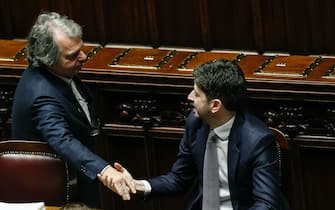 Stretta di mano fra i ministri Renato Brunetta e Roberto Speranza