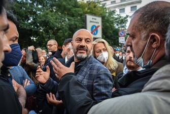 Per il dodicesimo sabato consecutivo dallo scorso 24 luglio, i manifestanti 'no green pass' milanesi hanno deciso di ritrovarsi in piazza Fontana a protestare contro le restrizioni del governo per i non vaccinati, Milano, 09 ottobre 2021. Alcuni degli organizzatori, guidati da Gianluigi Paragone, leader di Italexit, che meno di una settimana fa ha sfiorato l'elezione con il suo partito in Consiglio Comunale a Milano, hanno provato a convincere i manifestanti a limitare la protesta alla piazza con un sit in. Proposta bocciata dal grosso della manifestazione che ha risposto con il coro 'corteo, corteo'.
ANSA/MATTEO CORNER