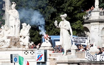 Protesters attend during a protest against the Green Pass in Popolo square, Rome, Italy, 09 October 2021.  ANSA/MASSIMO PERCOSSI