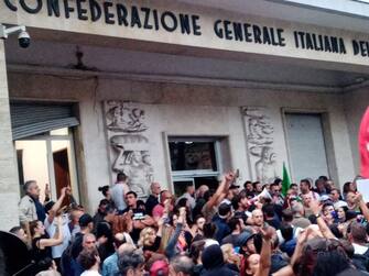 Un gruppo di manifestanti è entrato nella sede della Cgil a Roma, 09 ottobre. "Occupata la Cgil" dicono. Altri al grido "No green pass" si stanno muovendo per per le vie del centro. Lanci di petardi e bombe carta lungo il tragitto. In molti gridano "libertà libertà"
ANSA/CECILIA FERRARA