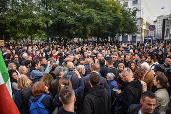 Per il dodicesimo sabato consecutivo dallo scorso 24 luglio, i manifestanti 'no green pass' milanesi hanno deciso di ritrovarsi in piazza Fontana a protestare contro le restrizioni del governo per i non vaccinati, Milano, 09 ottobre 2021. Alcuni degli organizzatori, guidati da Gianluigi Paragone, leader di Italexit, che meno di una settimana fa ha sfiorato l'elezione con il suo partito in Consiglio Comunale a Milano, hanno provato a convincere i manifestanti a limitare la protesta alla piazza con un sit in. Proposta bocciata dal grosso della manifestazione che ha risposto con il coro 'corteo, corteo'.
ANSA/MATTEO CORNER