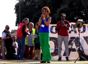 Nunzia Alessandra Schilirò, vicequestore, interviene sul palco del sit-in dei No-Pass ieri in piazza San Giovanni a Roma, 26 settembre 2021.  ANSA / Immagine tratta da https://www.facebook.com/tg3rai/ +++ATTENZIONE LA FOTO NON PUO' ESSERE PUBBLICATA O RIPRODOTTA SENZA L'AUTORIZZAZIONE DELLA FONTE DI ORIGINE CUI SI RINVIA+++   +++NO SALES; NO ARCHIVE; EDITORIAL USE ONLY+++