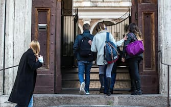 Students at the entrance of the Visconti high school, Rome, 07 April 2021. ANSA / ANGELO CARCONI