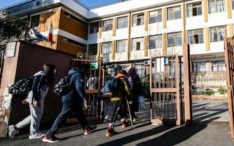 LÂ?ingresso degli alunni di una scuola media a Roma, 30 marzo 2021. ANSA/FABIO FRUSTACI