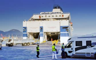 Controllo termo scanner ad imbarchi per Palermo dal porto di Napoli, 3 giugno 2020.  La riapertura dei trasporti interregionali ha comunque ridotto le restrizioni per i passeggeri  ANSA/ CIRO FUSCO