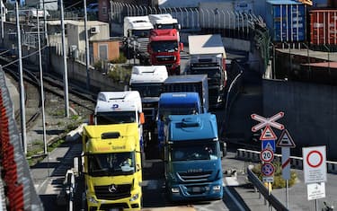 Movimentazione dei container nella zona del Varco di Ponente del porto dal Terminal Messina. Genova, 13 ottobre 2021.
ANSA/LUCA ZENNARO