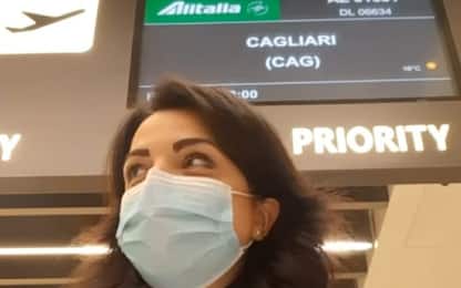 Alitalia, l'ultimo saluto commosso della hostess. VIDEO