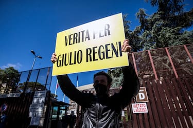 Some Italian journalists of the National Federation of the Italian Press hold banners reading 'the truth for Regeni' outside the court in piazzale Clodio  in Rome, Italy, 25 May 2021. The preliminary hearing begins against four Egyptian security officers accused in 2016 of torture and murder in Cairo of an Italian student Giulio Regeni. ANSA / ANGELO CARCONI