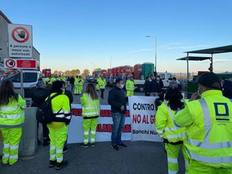 Green pass obbligatorio: le proteste in Italia Lavoratori addetti alla manutenzione stradale rendono noto di aver bloccato l'azienda di Napoli e Caserta, che ha sede nel comune di San Tammaro. Il picchetto con il blocco dei mezzi di lavoro è partito stamattina su iniziativa dei lavoratori 'Banchi Nuovi' iscritti al S.I.Cobas. "L'iniziativa - dicono - è contro l'obbligo vaccinale e per il ritiro del green pass, provvedimento scellerato e discriminatorio". La decisione è stata comunicata all'azienda ed ai lavoratori aderenti alle altre sigle sindacali. "Vogliamo lavorare tutti a prescindere dal green pass, non accettiamo il ricatto del governo. Non possiamo sostenere una tassa occulta come quella del tampone ogni 48 ore", sottolineano i manifestanti.
ANSA