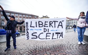 Alcuni centinaia di lavoratori di diversi settori si sono riuniti in piazza Castello, a Torino, per protestare contro l'obbligo di green pass sui posti di lavoro, nella mattinata del 15 ottobre 2021 ANSA/JESSICA PASQUALON