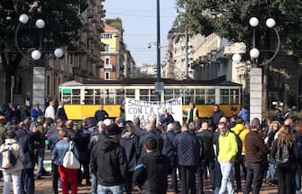 Il presidio organizzato dal movimento No green pass all Alrco della Pace di Milano nel primo giorno di obbligatorietà del pass sanitario per poter lavorare. Milano 15 Ottobre 2021.
ANSA / MATTEO BAZZI