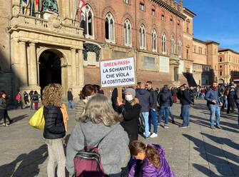 La manifestazione no green pass in piazza Maggiore a Bologna, 15 ottobre 2021. ANSA/ SARA FERRARI