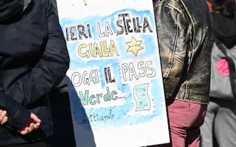 Il presidio di protesta contro il Green pass a Piazza Santa Maria Novella a Firenze, 15 Ottobre 2021.
ANSA/CLAUDIO GIOVANNINI