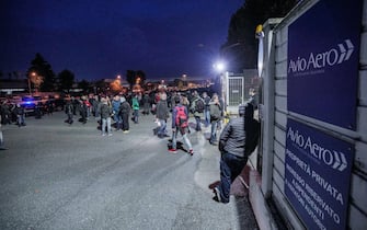 Lavoratori protestano davanti al cancello 10 della Avio Aero di Rivalta, Torino, nella prima giornata di Green Pass obbligatorio sul posto di lavoro, il 15 ottobre 2021 ANSA/JESSICA PASQUALON