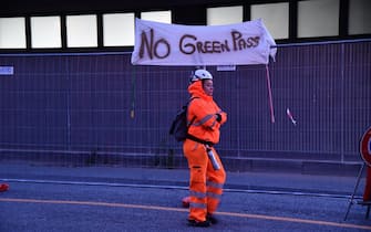 Un momento della presidio di protesta dei lavoratori portuali davanti alle entrate del personale al terminal PSA di Genova Pra', contro il green pass. Genova 15 ottobre 2021.ANSA/LUCA ZENNARO