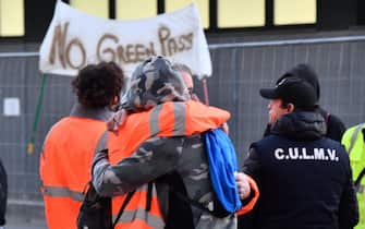 Un momento della presidio di protesta dei lavoratori portuali davanti alle entrate del personale al terminal PSA di Genova Pra', contro il green pass. Genova 15 ottobre 2021.ANSA/LUCA ZENNARO