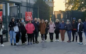Una trentina di lavoratori aderenti al SI Cobas in presidio davanti alla Dhl per protesta contro la richiesta del green pass a Settala (Milano),15 ottobre 2021.
ANSA/Flavia Mazza