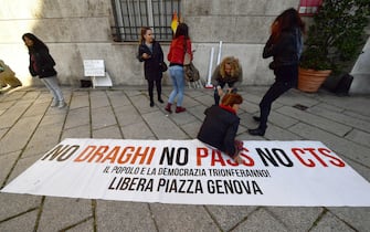 Il presidio davanti alla Prefettura per manifestare contro l'introduzione dell'obbligo del Green pass sui luoghi di lavoro, Genova, 15 ottobre 2021.
ANSA/LUCA ZENNARO