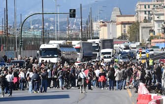 A moment of the protest against the Green Pass in front of the port gate of bridge Ethiopia, Genoa, Italy, 15 October 2021.   ANSA/LUCA ZENNARO