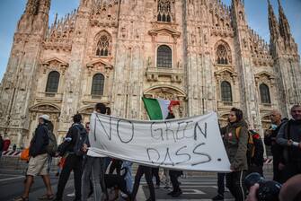 Il corteo no green pass partito da piazza Fontana e passato da piazza Duomo  Milano, 15 Ottobre 2021ANSA/MATTEO CORNER