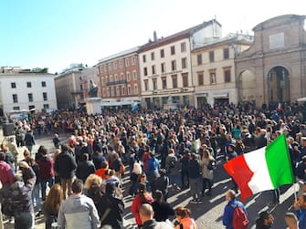 Un momento della manifestazione No Green Pass a Piazza Cavour a Rimini, 15 Ottobre 2021. ANSA/GIANLUCA ANGELINI