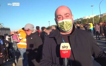 Trieste, manifestante a inviato Sky TG24: "Togli la mascherina". VIDEO