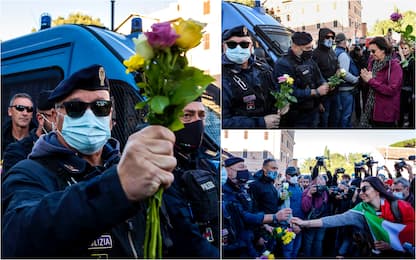 Roma, manifestazione No Green Pass: donne regalano rose a poliziotti