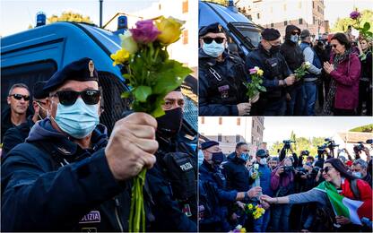 Roma, manifestazione No Green Pass: donne regalano rose a poliziotti