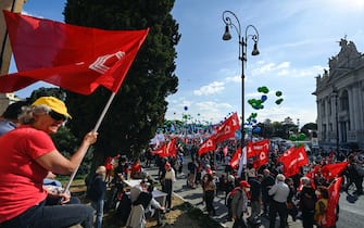 Bandiere rosse durante la manifestazione della Cgil contro il fascismo a piazza San Giovanni, Roma, 16 ottobre 2021. ANSA/RICCARDO ANTIMIANI