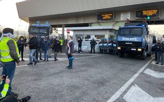 La polizia fa sgomberare i manifestanti che stazionano davanti al Varco 4 di Trieste, 18 ottobre 2021.
ANSA/Alice Fumis