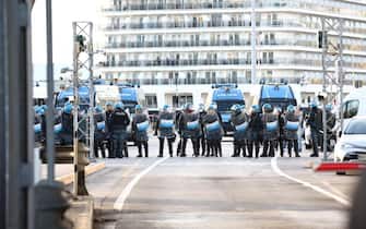 La polizia fa sgomberare i manifestanti che stazionano davanti al Varco 4 di Trieste, 18 ottobre 2021. ANSA/Alice Fumis
