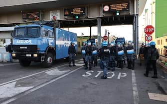 La polizia fa sgomberare i manifestanti che stazionano davanti al Varco 4 di Trieste, 18 ottobre 2021. ANSA/Alice Fumis