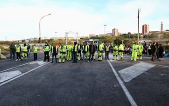 Dockers demonstrate against the Green Pass in the port of Trieste, northern Italy, 18 October 2021.
ANSA/PAOLO GIOVANNINI