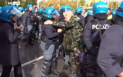 Porto di Trieste, l'abbraccio tra manifestante e poliziotto. VIDEO
