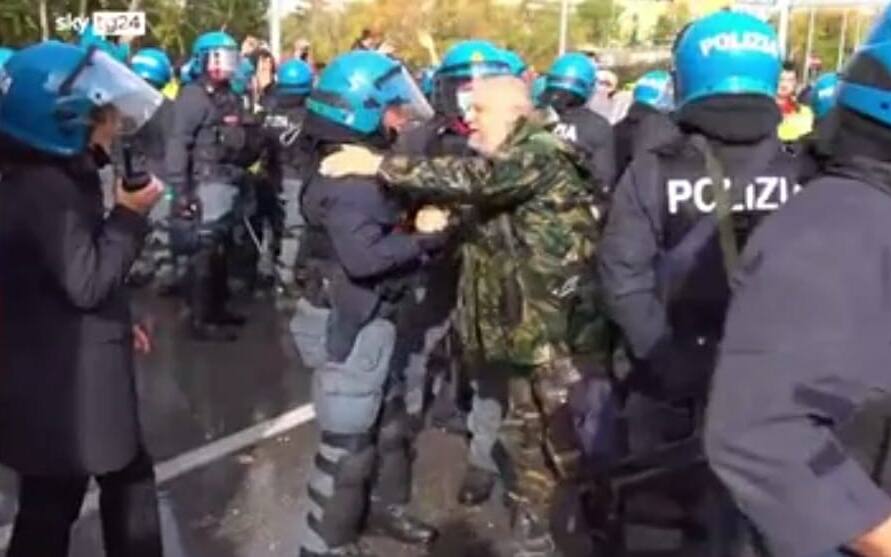 Manifestante e poliziotto si abbracciano durante lo sgombero del porto di Trieste