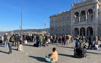 Manifestanti no green pass in piazza Unità d'Italia, a Trieste