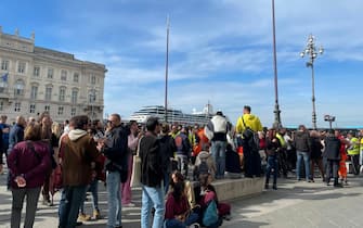 Persone manifestano a Trieste