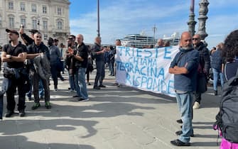 Manifestanti no green pass al presidio in piazza Unità d'Italia, a Trieste
