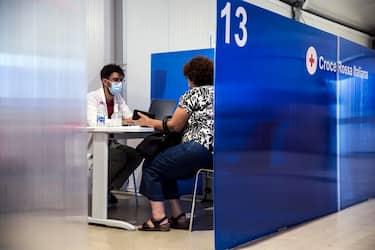 Healthcare personnel carry out vaccination operations against coronavirus during Open day dedicated to caregivers, at the center for vaccination against COVID-19 at Termini station in Rome, Italy, 23 September 2021. ANSA/ANGELO CARCONI