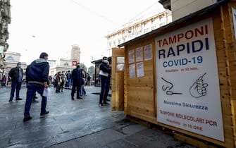 Diverse persone in coda per il test del tampone rapido covid 19 davanti ad una farmacia in porta Venezia a Milano, 18 ottobre 2021.ANSA/MOURAD BALTI TOUATI