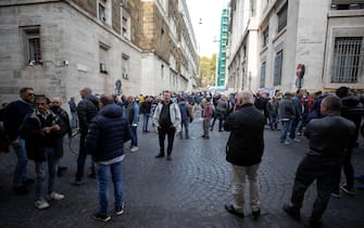 La manifestazione dei tassisti davanti al ministero dello sviluppo economico a Roma, 22 ottobre 2021.
ANSA/MASSIMO PERCOSSI